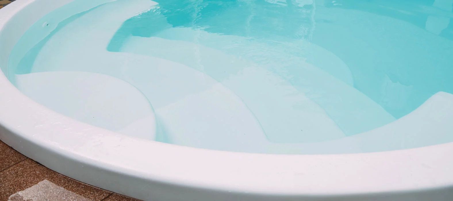 Weißer GFK Pool, der mit der GFK Poolfarbe von Jaeger gestrichen wurde 